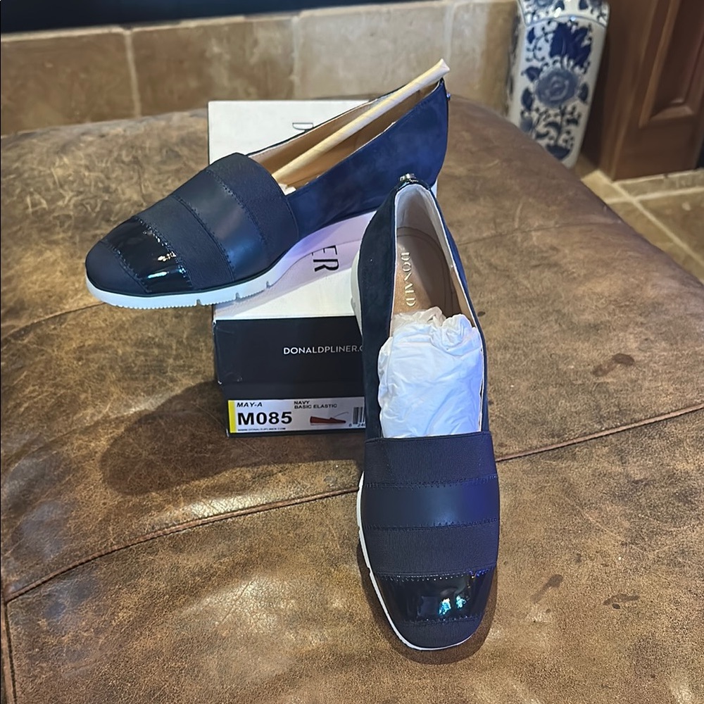 NIB Women’s Donald J. Pliner Navy Flats with Patent Toe,  8 1/2